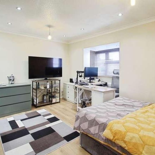 Clarkes Drive, Uxbridge, UB8 - Photo 1