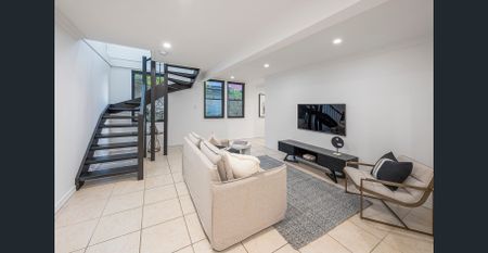 High On The Hill – Dual living City-View Queenslander With Pool - Photo 2