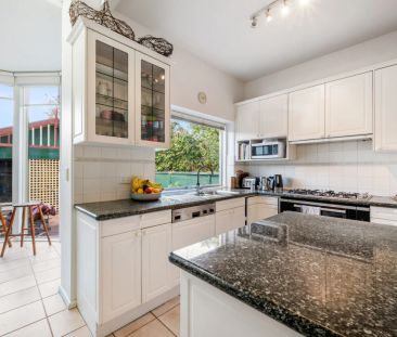 Spacious Victorian in an Unbeatable Location - Photo 4