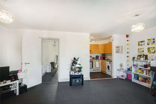 Lavender Hill, London, SW11 5RW - Photo 1