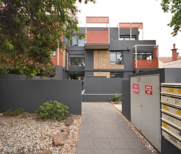 Modern, Light-Filled 2 Bedroom Apartment in Prime Location - Photo 5