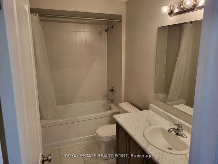 Condo Townhouse For Lease | E9010328 - Photo 5
