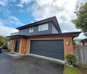 Family House In Henderson - Photo 2
