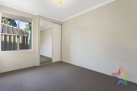 HIDDEN GEM-SPACIOUS REAR VILLA, A STONES THROW FROM THE BEAUTIFUL SWAN RIVER!! - Photo 4