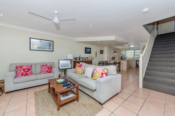 TERRIFIC TOWNHOUSE IN HYDE PARK - Photo 1