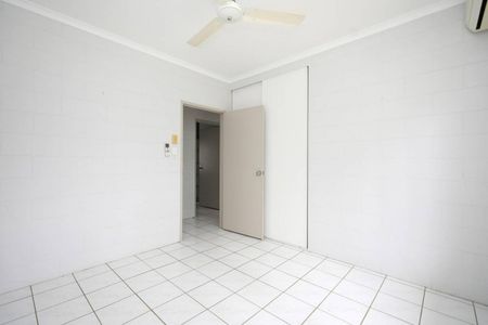 Fantastic Fully Air Conditioned Villa - Garage with Remote - Photo 2