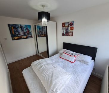 2 Bed Flat, Courtney Towers, IG2 - Photo 5