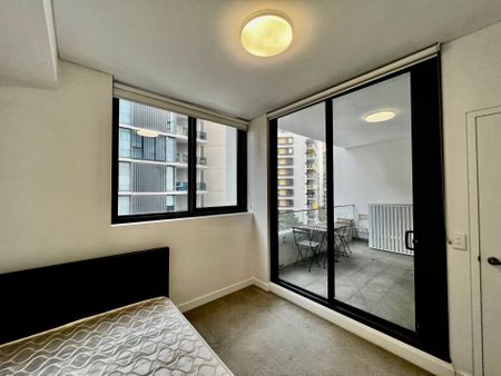 Stylish Fully Furnished 2-Bedroom Apartment with Parking in Wolli Creek - Photo 4