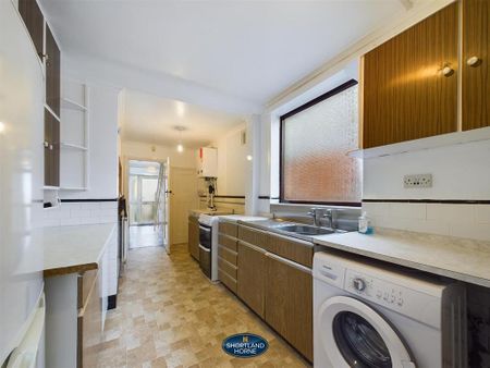 3 bedroom end of terrace house to rent - Photo 2