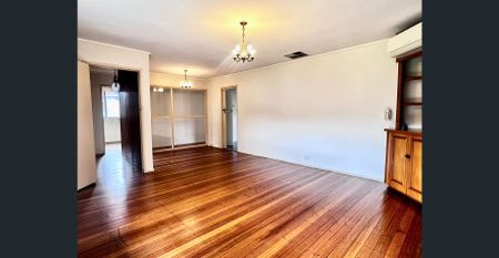 Partly renovated 3 bedroom home! - Photo 3