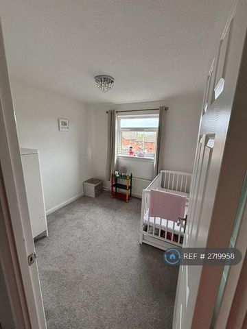 4 bedroom detached house to rent - Photo 4