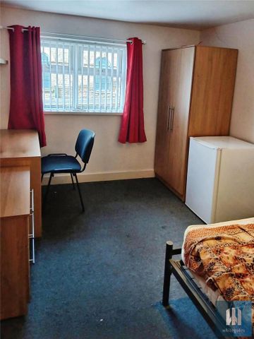 1 bedroom in a house share to rent - Photo 3