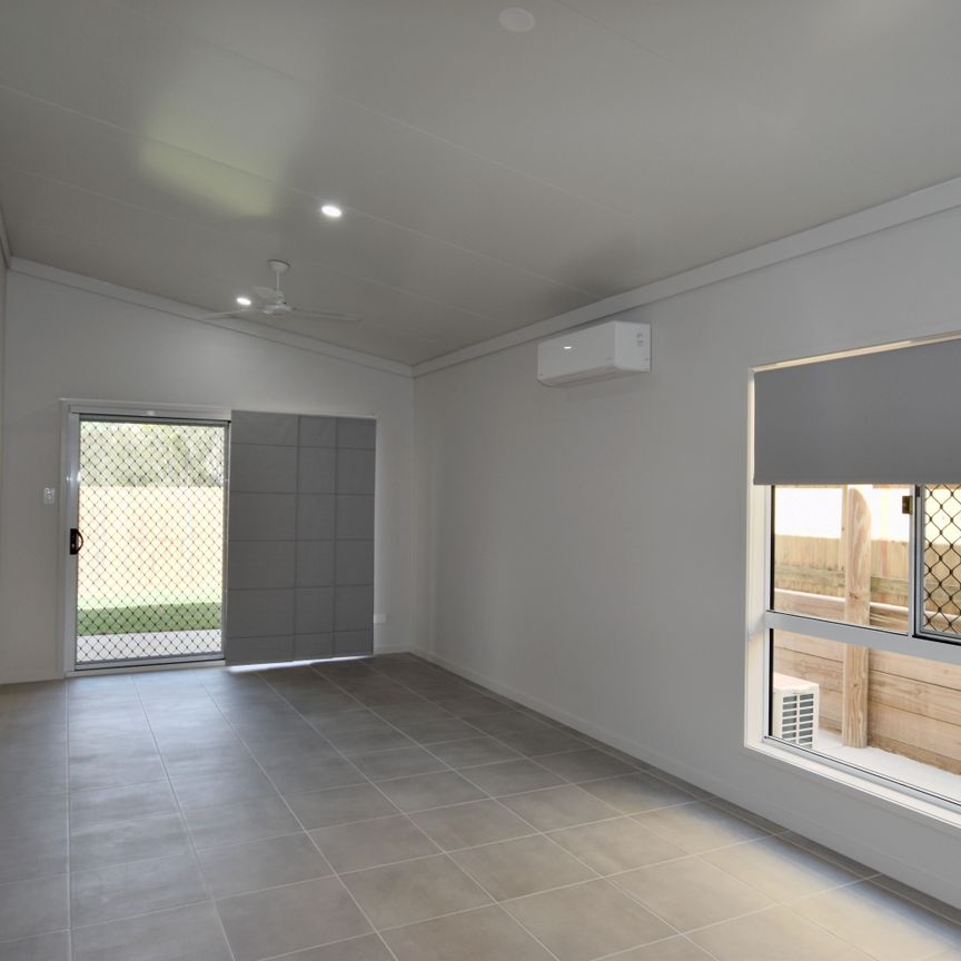 :: BRAND NEW, THREE BEDROOM BEAUTY IN HILLCLOSE! - Photo 1