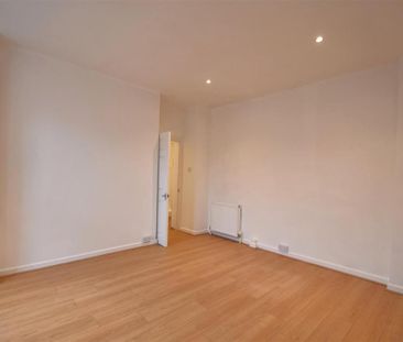 3 bedroom flat to rent - Photo 2