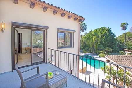Located in one of the most sought-after residential areas on the island; Golf Santa Ponsa. A spectacular villa consisting of 4 en suite bedrooms and a separate annexe for guest accomodation all offering vews of and access to the golf course. - Photo 5
