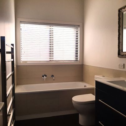 Lovely Townhouse in Point England - Photo 1