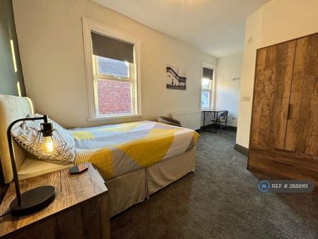1 bedroom in a house share to rent - Photo 2