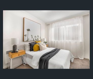 Generously proportioned 1970’s apartment in quiet park-side location - Photo 4