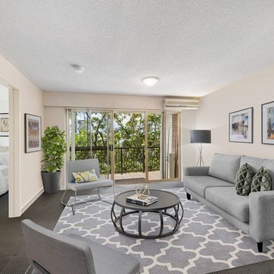 Spacious Apartment - Conveniently Located - Photo 1