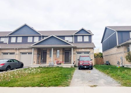 **STUNNING** 3 Bedroom Townhouse in St. Catharines!! - Photo 2