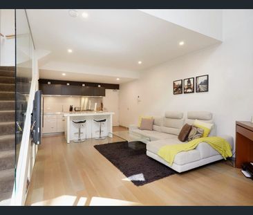 Stylish Modern Apartment with Private Courtyard - Photo 3