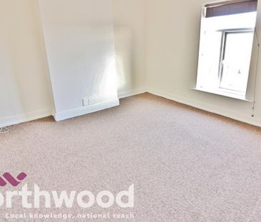 3 bedroom flat to rent - Photo 4