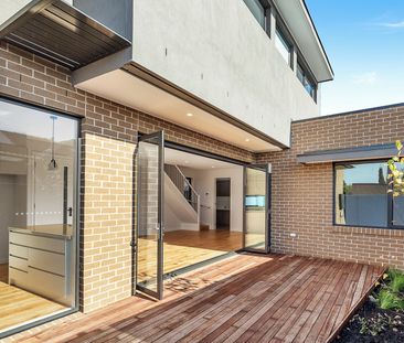 LIGHT,MODERN, LOW MAINTENANCE TOWNHOUSE - Photo 6