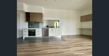 CLOSE TO STATION & SHOPPING CENTRE *LET* - Photo 2