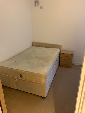 1 Bed Flat, Icon Building, IG1 - Photo 3