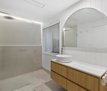 Fully Renovated Contemporary Townhome! - Photo 3