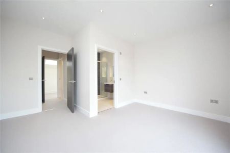 4 bedroom house in Denton Street - Photo 2