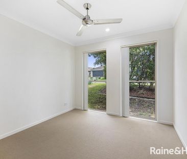 Modern Four Bedroom Family Home with Additional Lounge Area - Photo 2