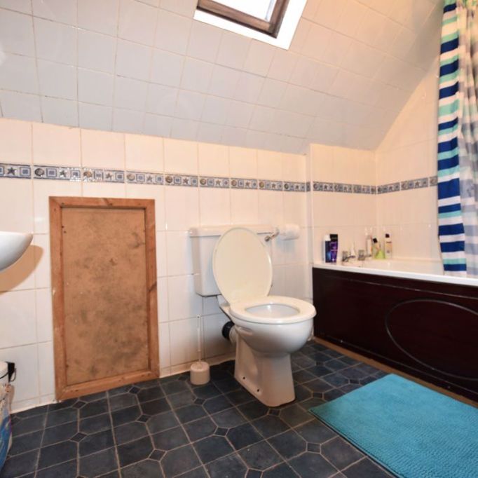 6 bedroom Flat in Hollybank, Leeds - Photo 1