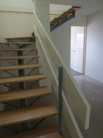 3 bedroom townhouse close to all! - Photo 5