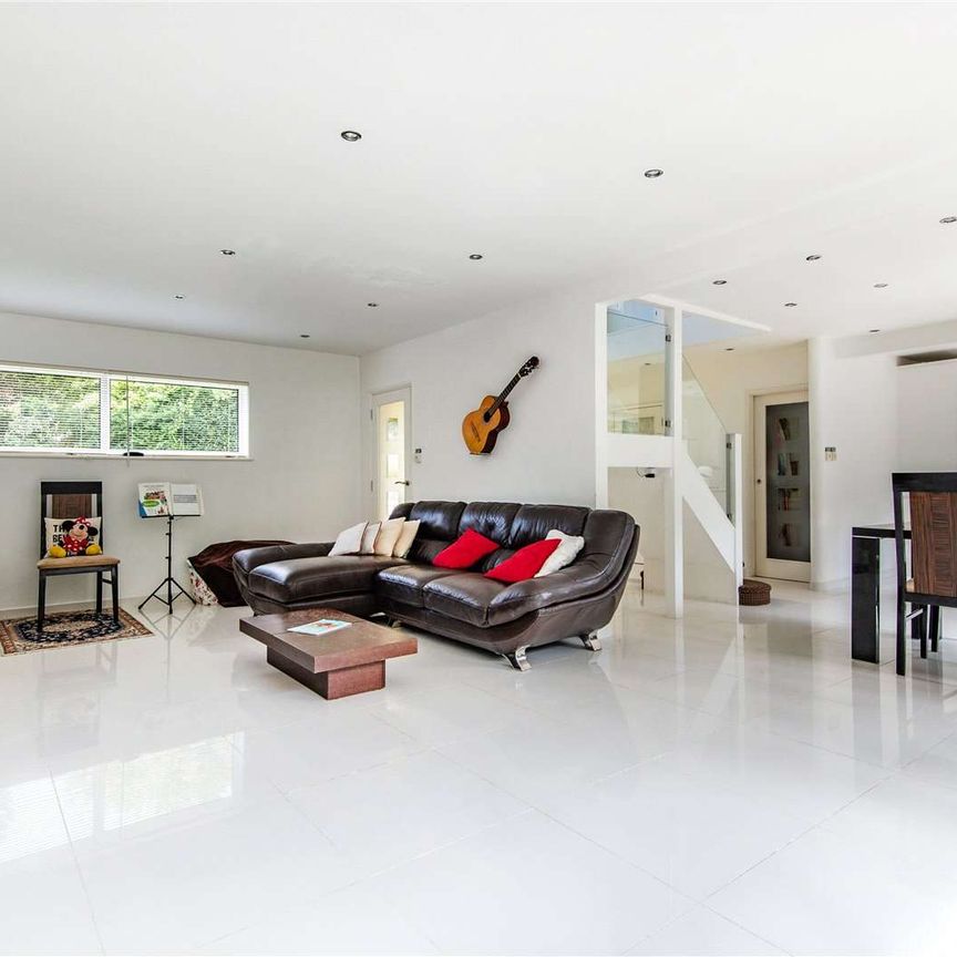 A substantial family home ideally located for the many amenities that Sevenoaks has to offer. - Photo 1