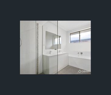 Immaculate modern unit - Photo 3