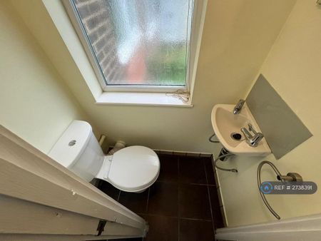 1 bedroom in a house share to rent - Photo 3