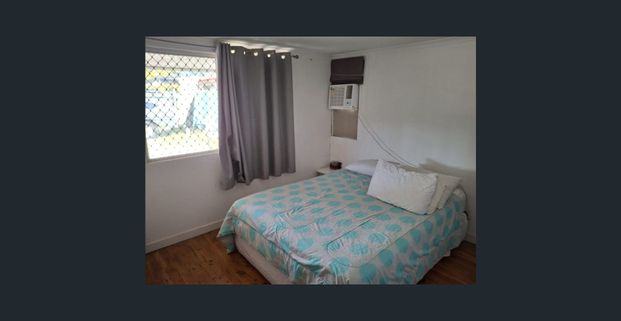 4-bedroom home with a big backyard! - Photo 1