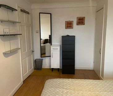 Room in a Shared House, The Willoughbys, SW14 - Photo 4