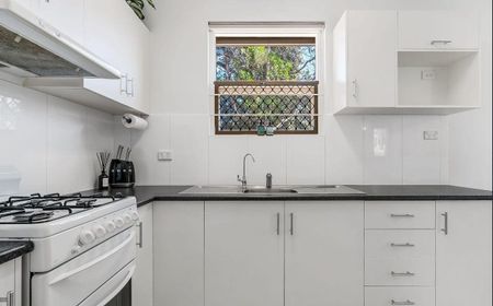 Bright, Low-Maintenance Unit in a convenient Location - Photo 2