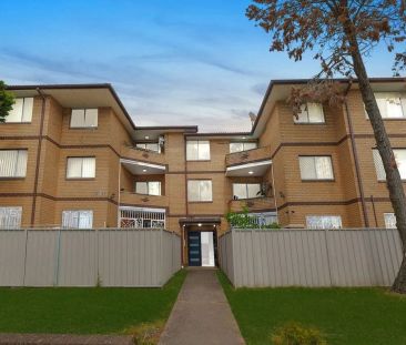 Stylishly Renovated 2 Bedroom Apartment with Lock-up Garage! - Photo 4