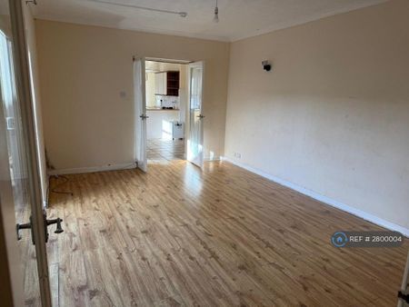 2 bedroom semi-detached house to rent - Photo 4