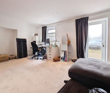 Victoria Road, SO19 - Photo 4