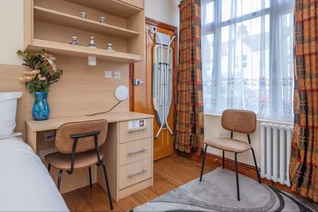 Studio Flat, Blackshaw Road, SW17 - Photo 2