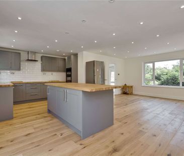 A recently refurbished detached home in a fantastic location. - Photo 5