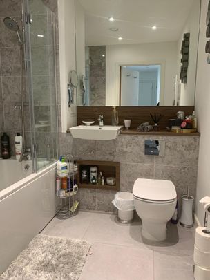 Room in a Shared Flat, Grosvenor Court Adenmore Road, SE6 - Photo 1