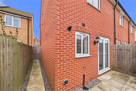 2 bedroom end of terrace house to rent - Photo 4