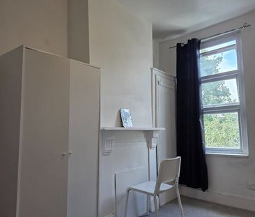 Room in a Shared House, Leyton Green Road, E10 - Photo 3