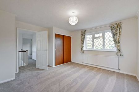 A beautifully presented four bedroom detached home, located in the desirable village of Bourne End - Photo 5
