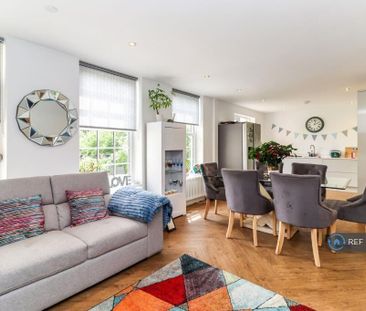 2 bedroom flat to rent - Photo 2